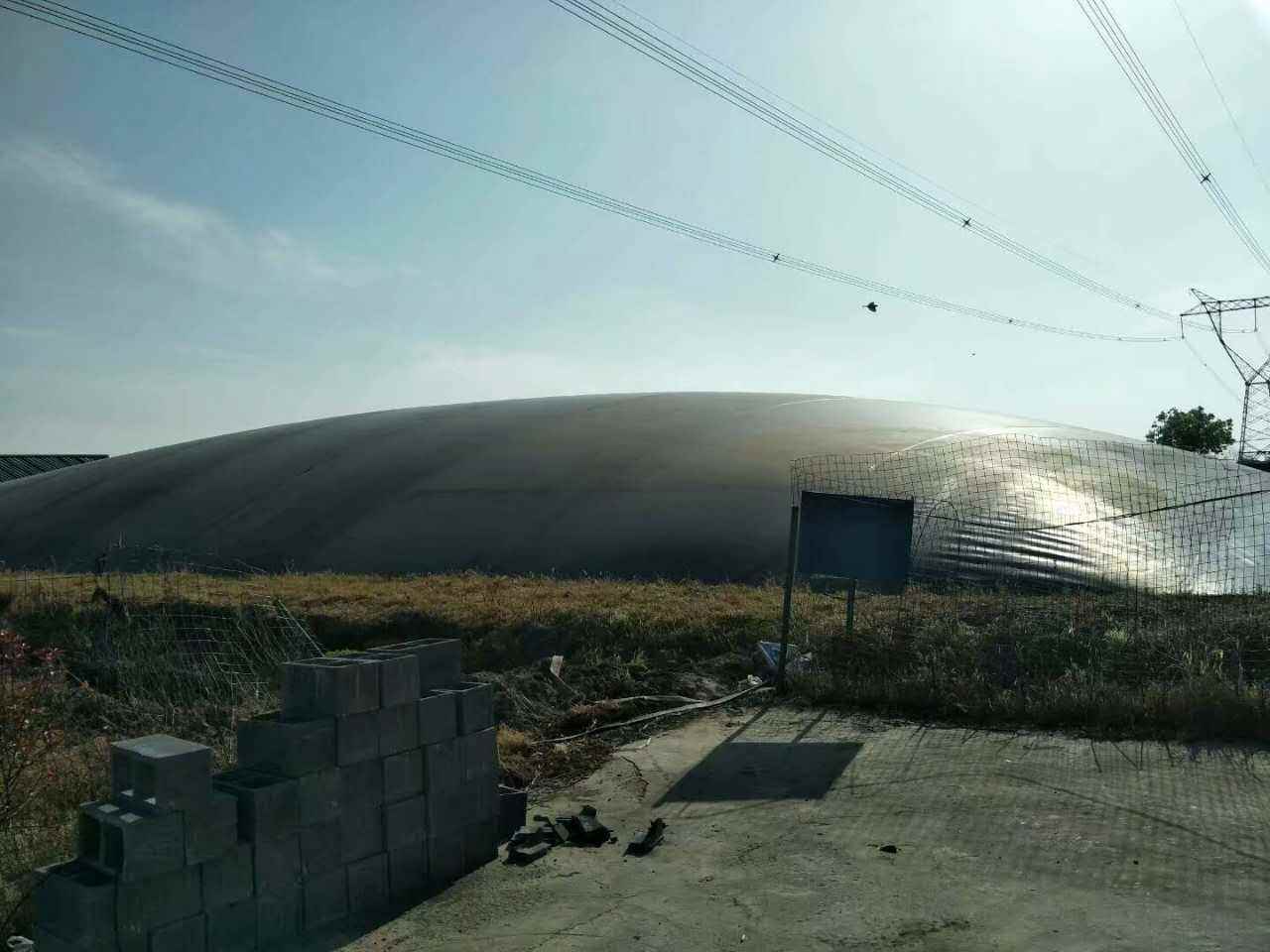 修筑完工的外圍堰鋪設土工膜表面一定要加寬嗎？